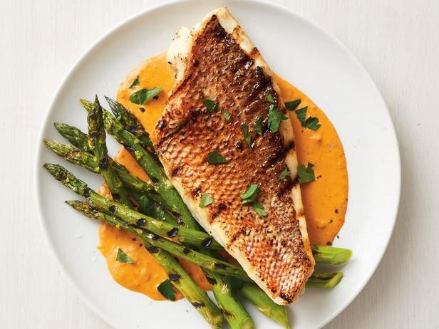 Come cucinare - Dentice grigliato e asparagi con salsa al latte e verdure