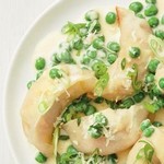 Teigtaschen mit Garnelen und grünen Erbsen in Alfredo-Sauce