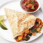 Dosa mit Kartoffeln und Kichererbsen in Currysauce
