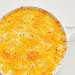Maisbrei mit Käsekruste in der Pfanne