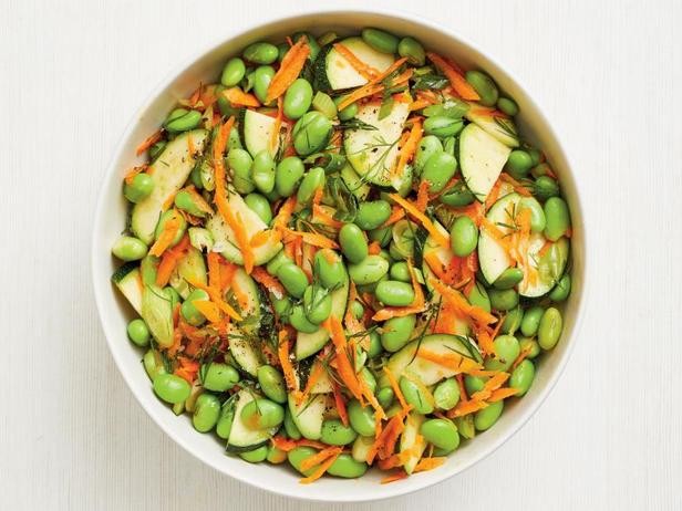 Come preparare un'insalata fresca di edamame e zucchine
