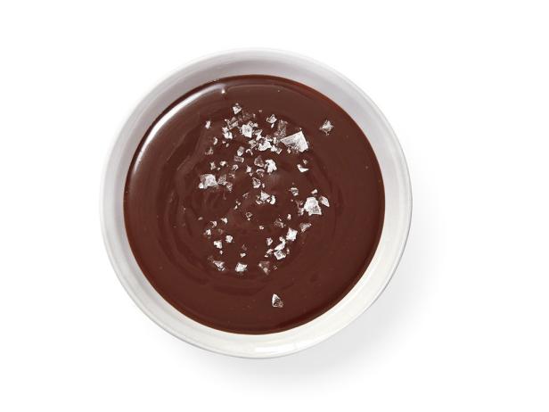 1. Salsa calda al caramello salato e cioccolato.