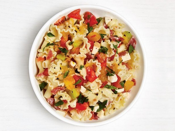 Zubereitung - Italienische Pasta mit Tomaten, Salami und geräuchertem Mozzarella