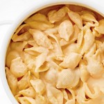 Makkaroni mit Käse in einer dicken, cremigen Soße