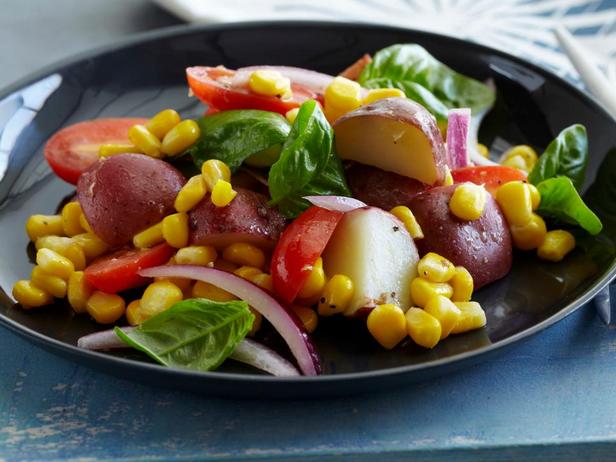 Kartoffelsalat mit Tomaten, Mais und Basilikum