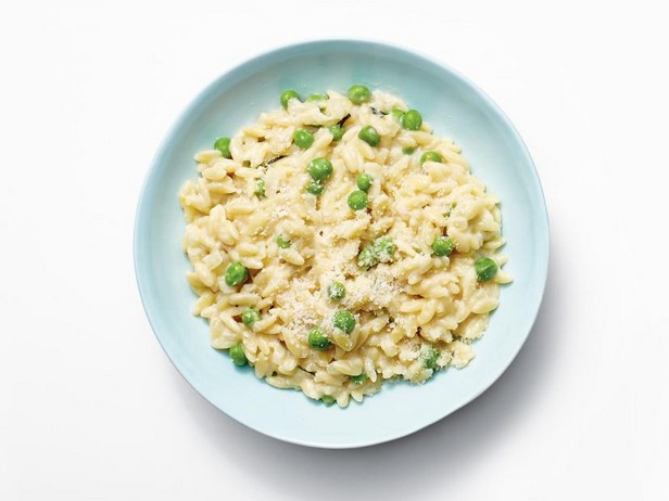 Wie man Orzotto mit grünen Erbsen zubereitet