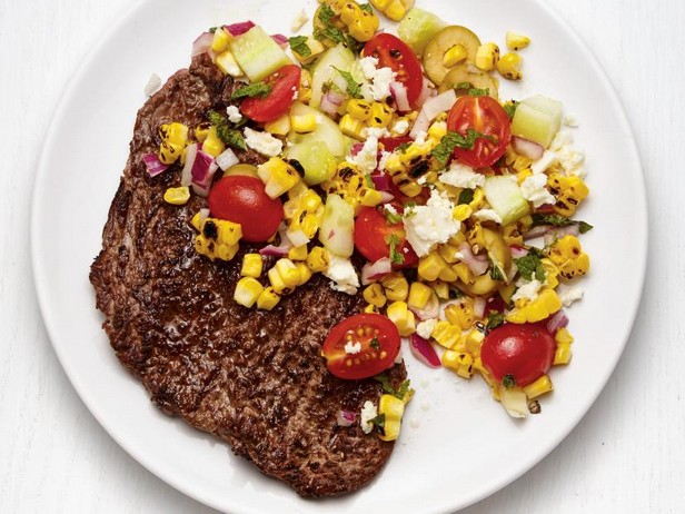 Come preparare - Bistecca alla griglia con insalata di mais greca