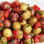 Neue Kartoffeln mit Tomaten und Kräutern