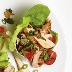 Gebratenes Hähnchen in Sesamdressing in Salatblättern