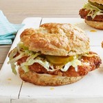 Frittierte Hähnchensandwiches auf knusprigen Brötchen