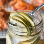 Würzige, leicht gesalzene Gurken im Glas