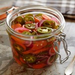 Eingelegte Karottenscheiben mit Chilipfeffer