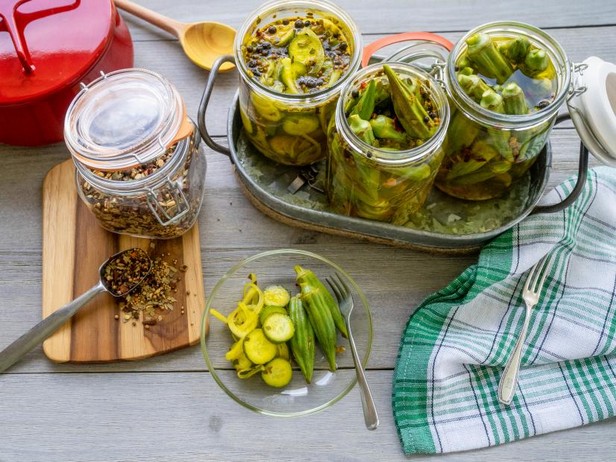 So macht man schnelle und einfache Okraschoten-Pickles
