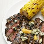Gegrilltes Büffel-Flanksteak mit geröstetem Mais und Butter
