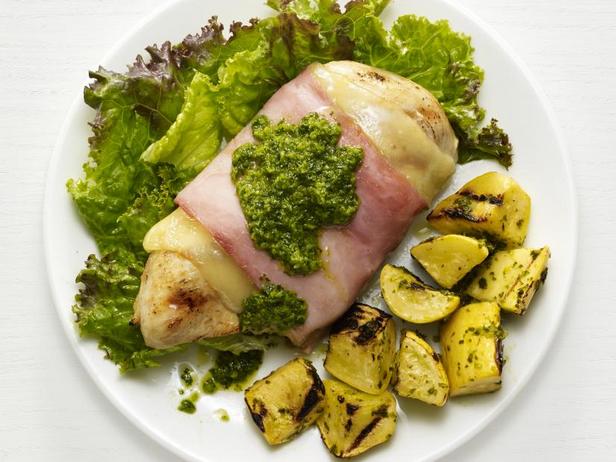 Wie man geräuchertes Hähnchen Cordon Bleu zubereitet