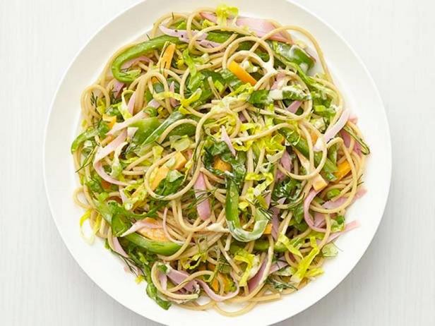 So bereiten Sie einen gesunden Nudel-, Schinken- und Käsesalat zu