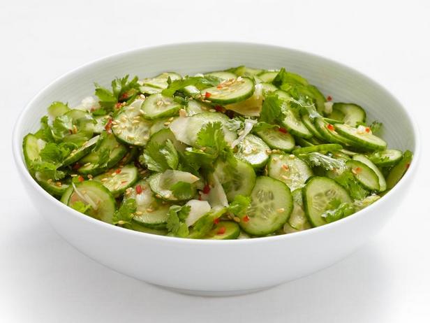 Wie man asiatischen Gurkensalat zubereitet
