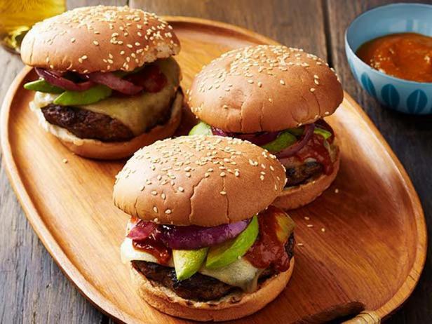 So bereiten Sie den perfekten BBQ-Cheeseburger zu
