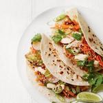 Tacos mit in asiatischer Sauce mariniertem Hähnchen