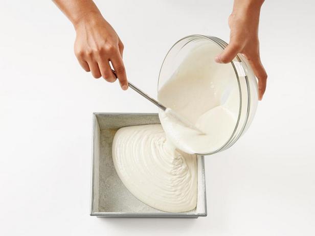 Backen Sie den Biskuitkuchen etwa 30 Minuten lang.