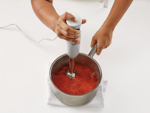 Die Pfirsichsauce mit einem Mixer pürieren.