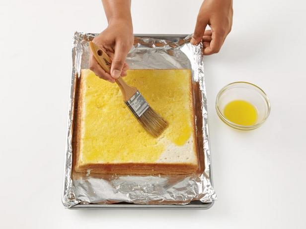 Bestreichen Sie die obere Kruste mit geschmolzener Butter.