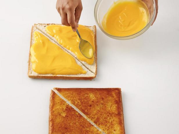Die obere Schicht im Ofen unter dem Grill rösten. Die untere Schicht mit Pudding bestreichen.