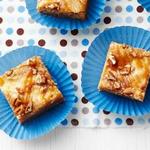 Cheesecake-Blondies mit gesalzenem Karamell