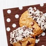 Kokosplätzchen mit Schokoladenstückchen und Zuckerguss