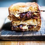 Warme Sandwiches mit Käse und französischen Zwiebeln