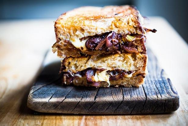 Come preparare i panini caldi al formaggio e cipolla