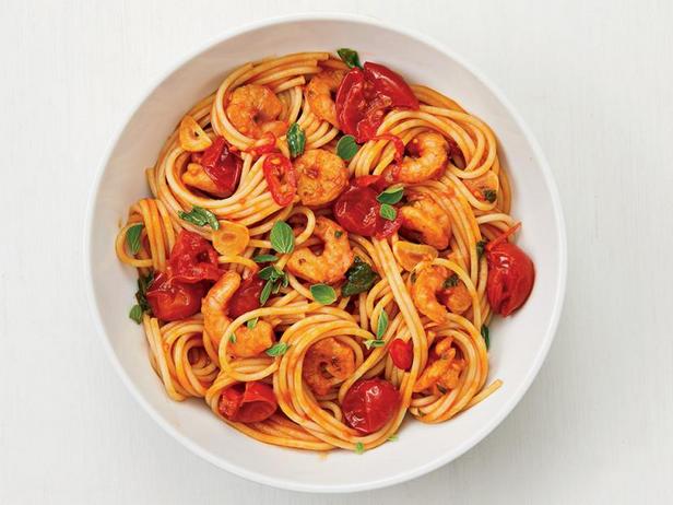 Wie man Fra Diavolo Garnelenpasta zubereitet
