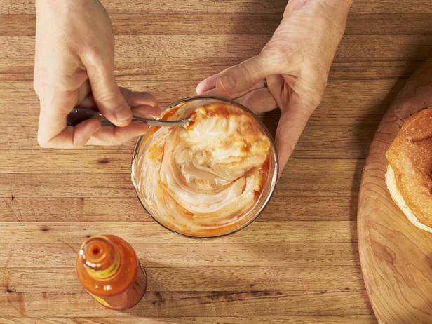 Zum Servieren Mayonnaise und scharfe Soße in einer Schüssel vermengen.