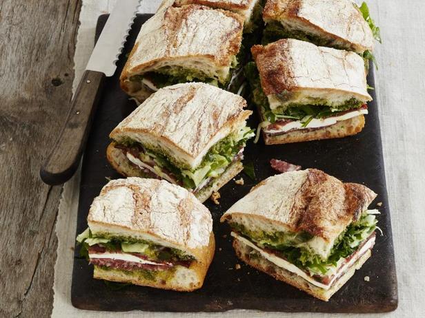 So bereiten Sie ein mariniertes Salami-Sandwich zu