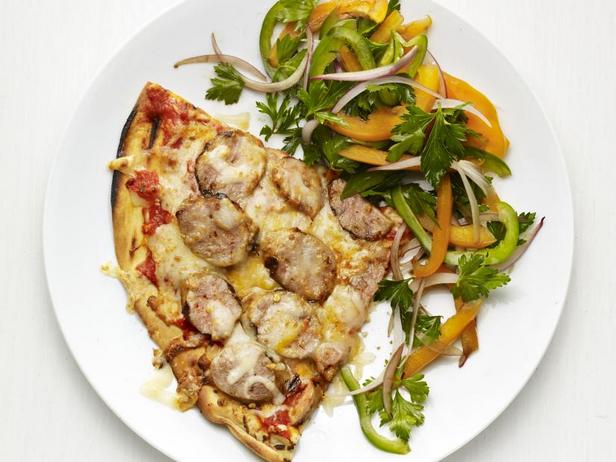 Come preparare - Pizza con salsiccia grigliata e insalata di peperoni