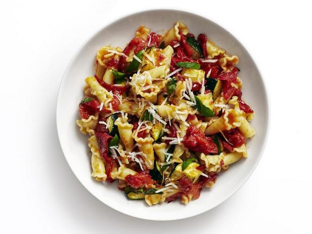 Wie man italienische Pasta mit gebackenen Tomaten zubereitet