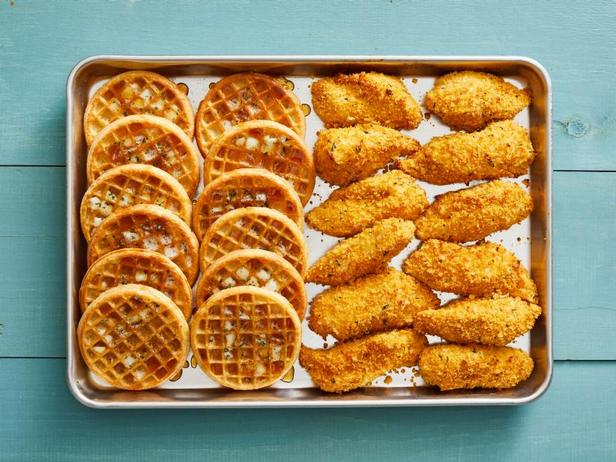 Wie man Chicken and Waffles auf einem Backblech zubereitet