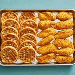 Hähnchen und Waffeln auf einem Backblech