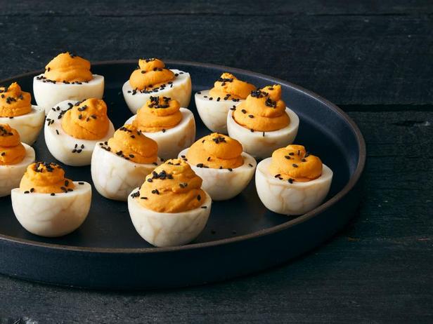 Wie man gefüllte Tee-Eier zu Halloween zubereitet