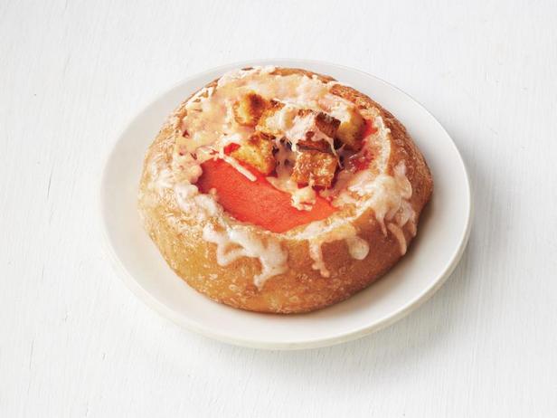 Wie man Tomatensuppe in Brotschalen zubereitet