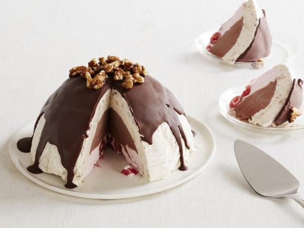 Wie man eine Bananensplit-Eiscremebombe zubereitet