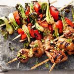 Hähnchen- und Pak-Choi-Spieße mit Hoisin-Glasur