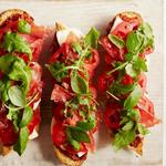 Sandwiches mit gebackenen Tomaten und Prosciutto