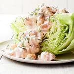 Garnelen in cremiger Dillsauce auf einem Salatblatt