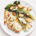 Hähnchen-Caesar-Salat auf einem Backblech