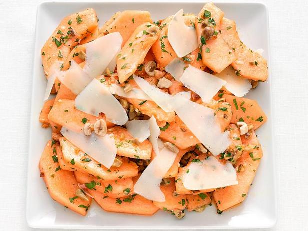 Wie man einen Melonen-Haselnuss-Salat zubereitet