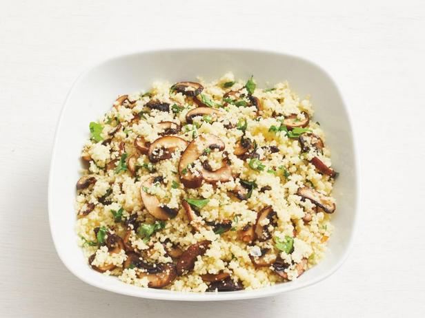Zubereitung von Couscous mit Pilzen