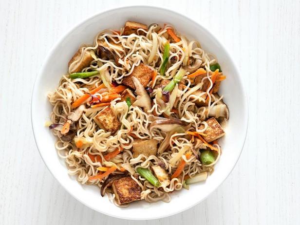 Zubereitung - Schüssel mit chinesischen Nudeln, Pilzen, Tofu und Gemüse