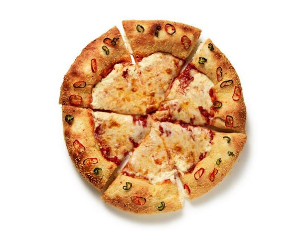 Zubereitung - Pizza mit einem Boden gefüllt mit Frischkäse und Jalapeños