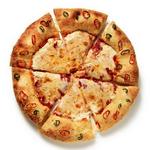 Pizza mit einem Boden gefüllt mit Frischkäse und Jalapeños